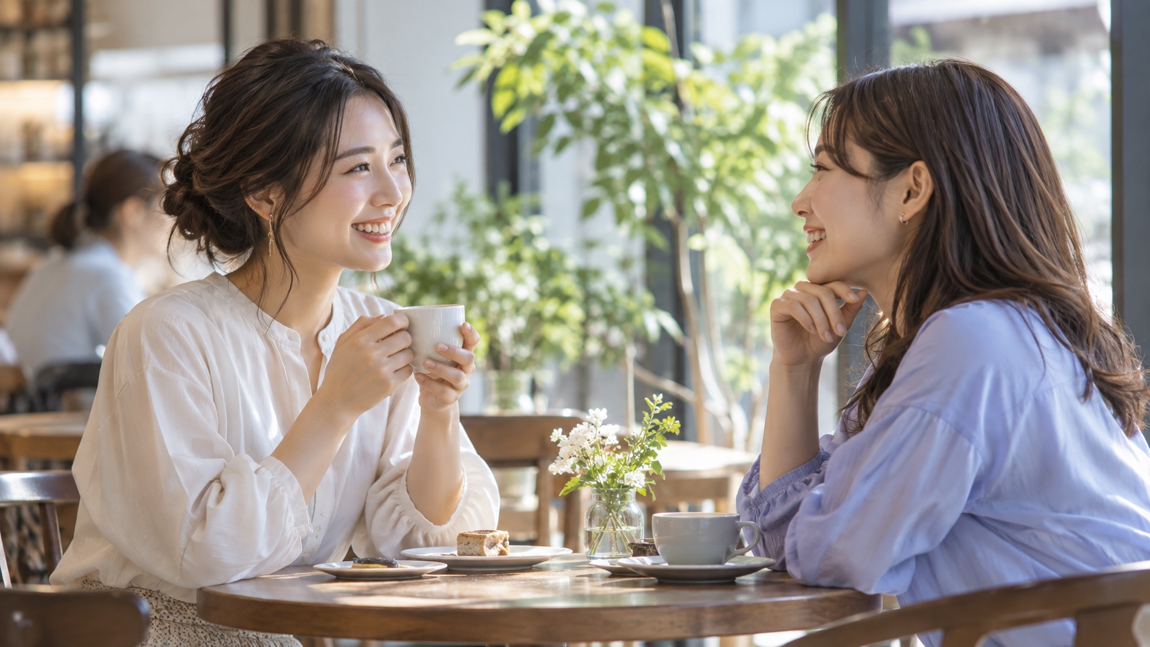 親切を受け取り、温かく向き合う二人の女性